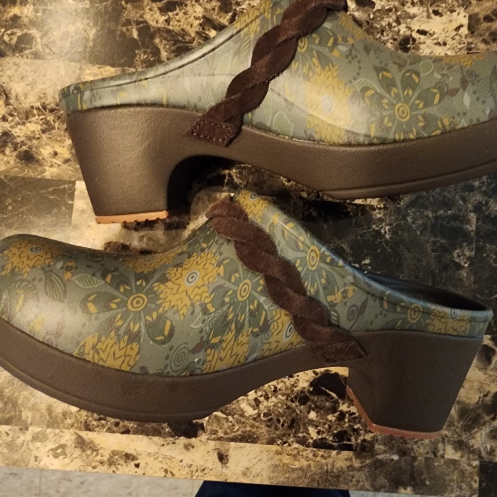 Crocs clogs size 8 - Picture 2 of 4